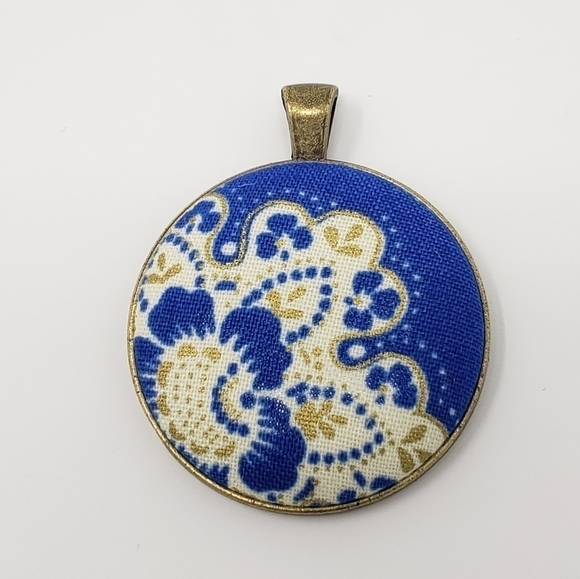 New Handmade | Button Pendant Necklace - Picture 1 of 2